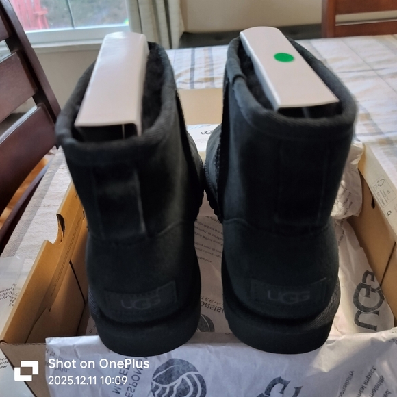 NIB Ugg Classic Mini II Boots Black Women's Size 6 - Picture 2 of 6